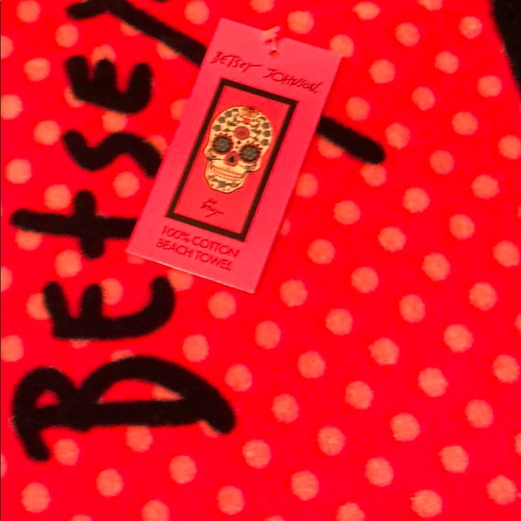 BETSEY JOHNSON SKULL FACE 100% COTTON BEACH TOWEL - Picture 3 of 4